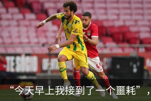 “今天早上我接到了一个噩耗”，那英演唱会上一身黑衣，哽咽唱起《弯弯的月亮》