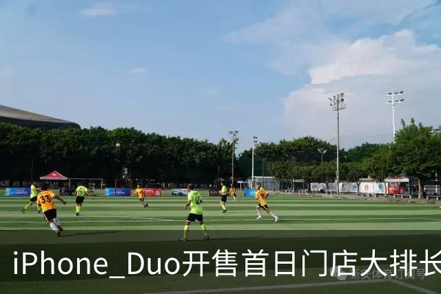 iPhone Duo开售首日门店大排长龙，黄牛：发售半小时0成交，1TB版本溢价暴跌97%